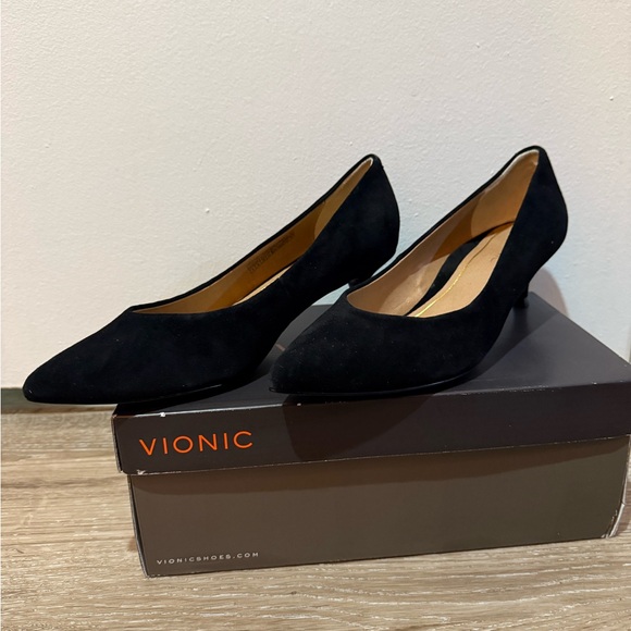 Vionic Black Kitten Heel Pumps Sleek Professional Design With Box - Picture 2 of 7